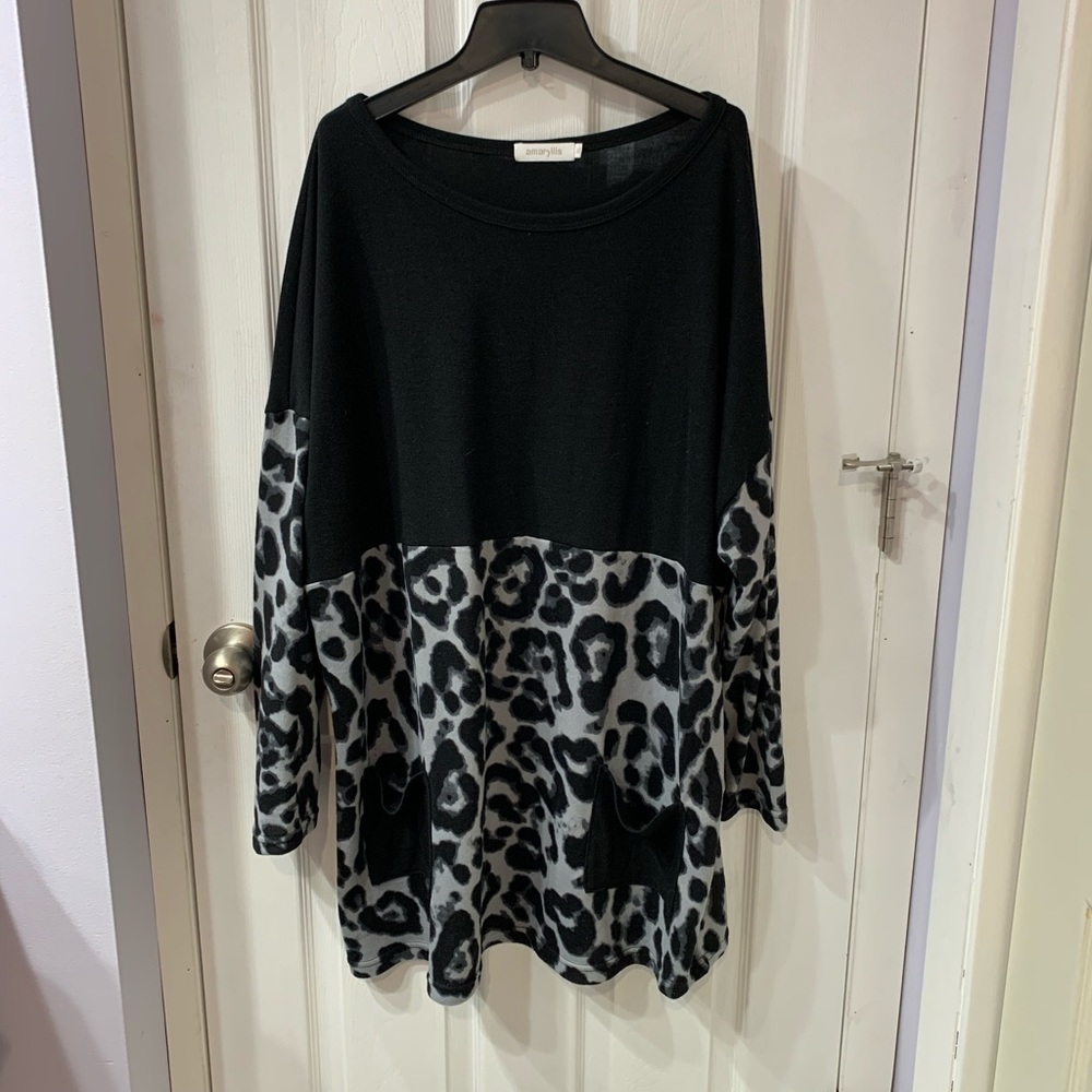 Amaryllis XL black and leopard top, new.